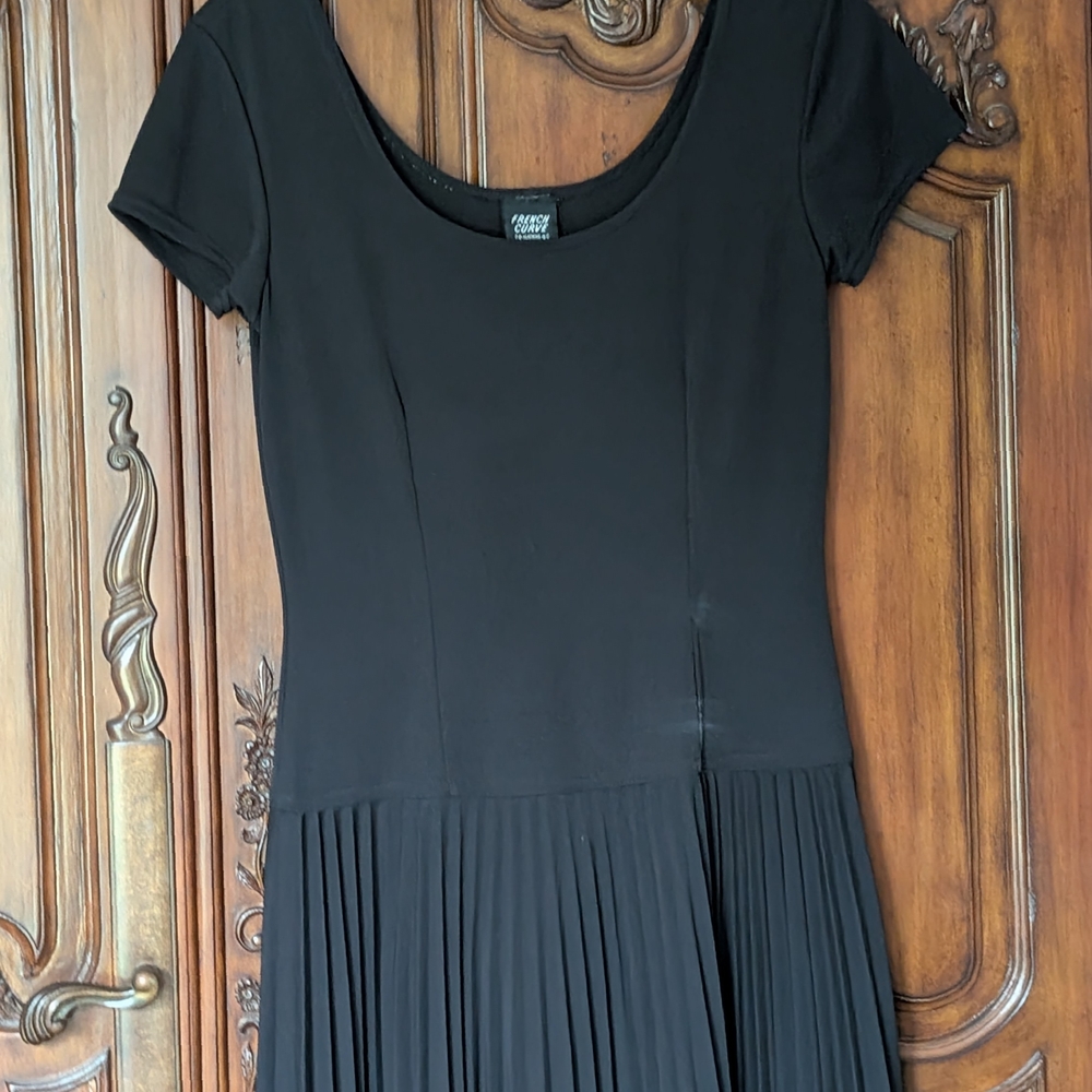 French Curve Black Pleated Short-Sleeve Dress